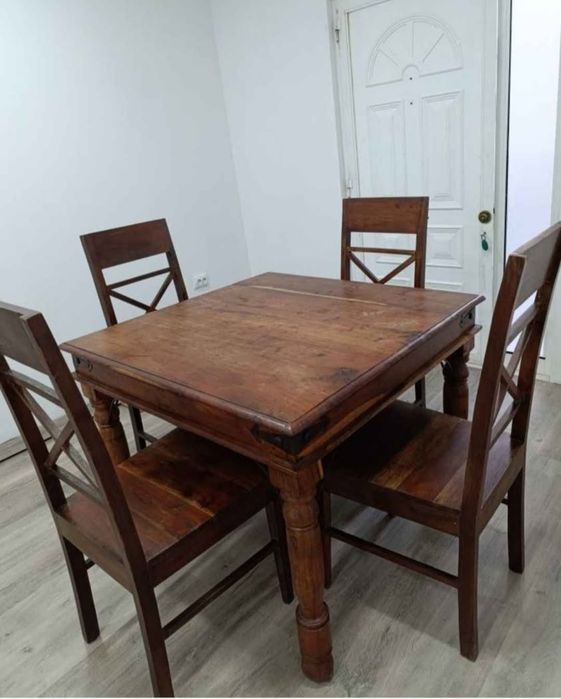 Mesa de madeira tropical maciça