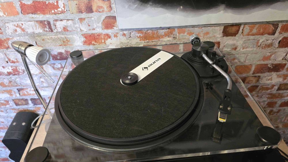 Gramofon Firmy  Auna wbudwanym przedwzmacniaczem