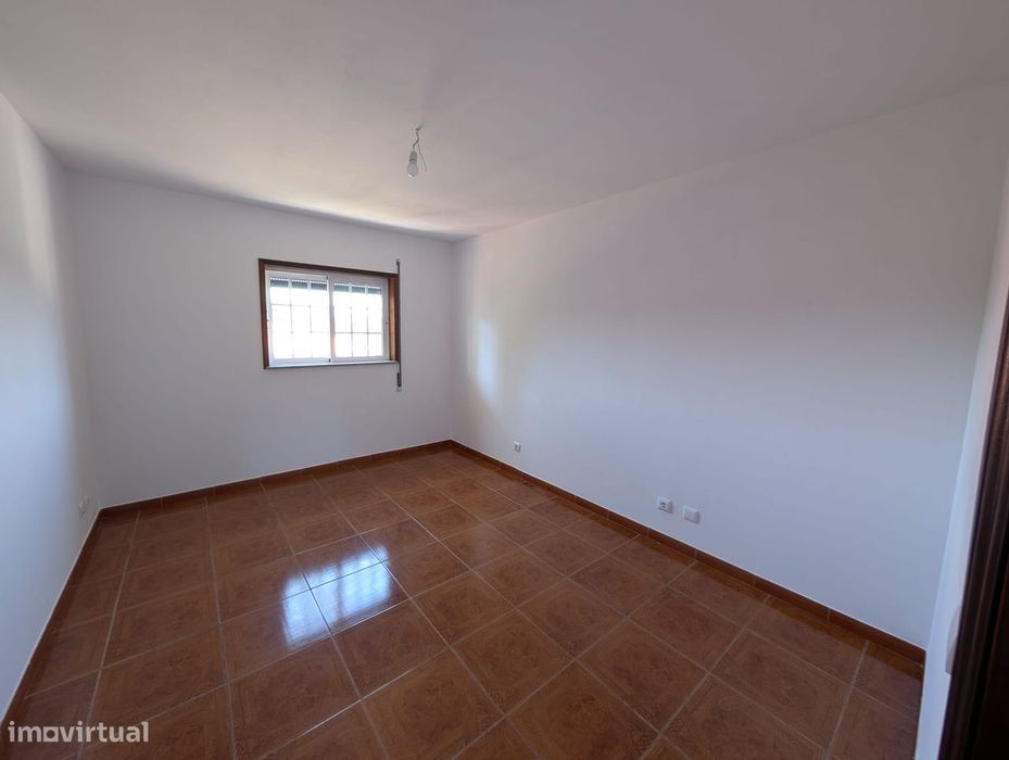 Moradia Independente T4 | 500 m² de Terreno | Espaço e Potencial