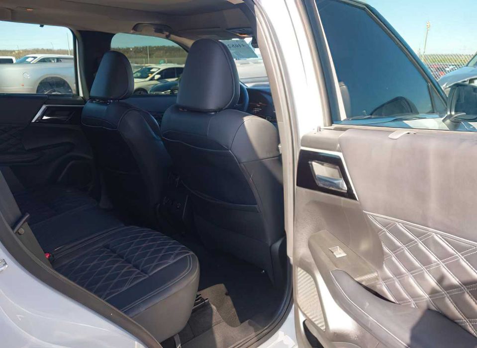 Mitsubishi Outlander SEL      2023