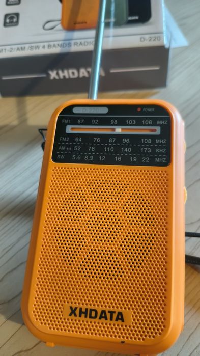 Turystystyczne radio kieszonkowe Xhdata D-220 FM AM SW