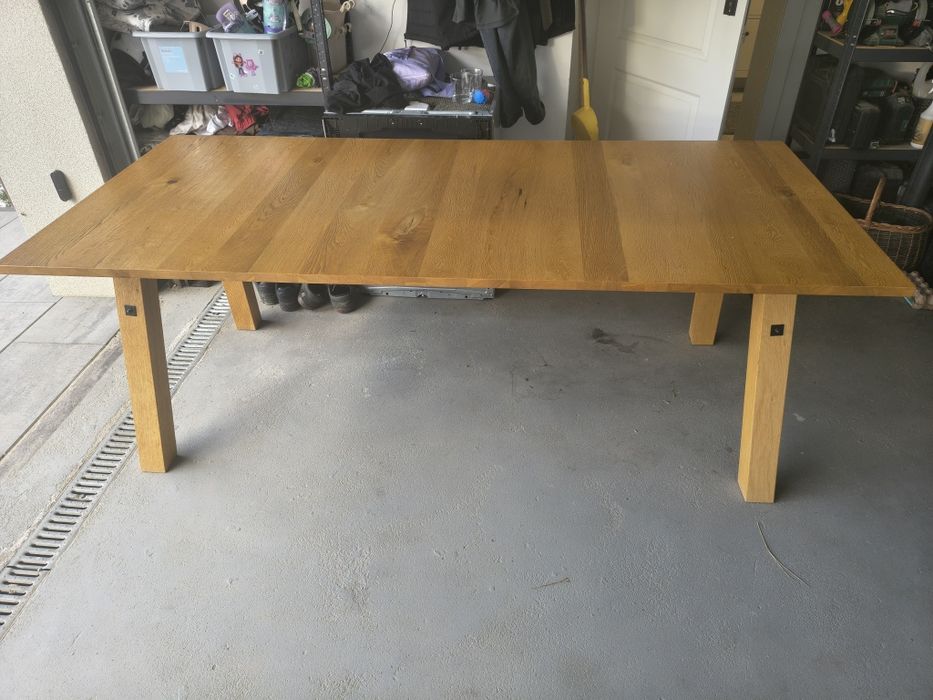Stół rozkladany pokryty fornirem  210x95cm.