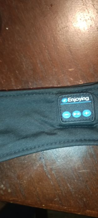 Opaska z wbudowanymi słuchawkami bluetooth.