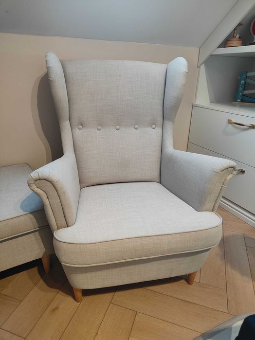 Fotel z podnóżkiem STRANDMON Ikea piaskowy kolor