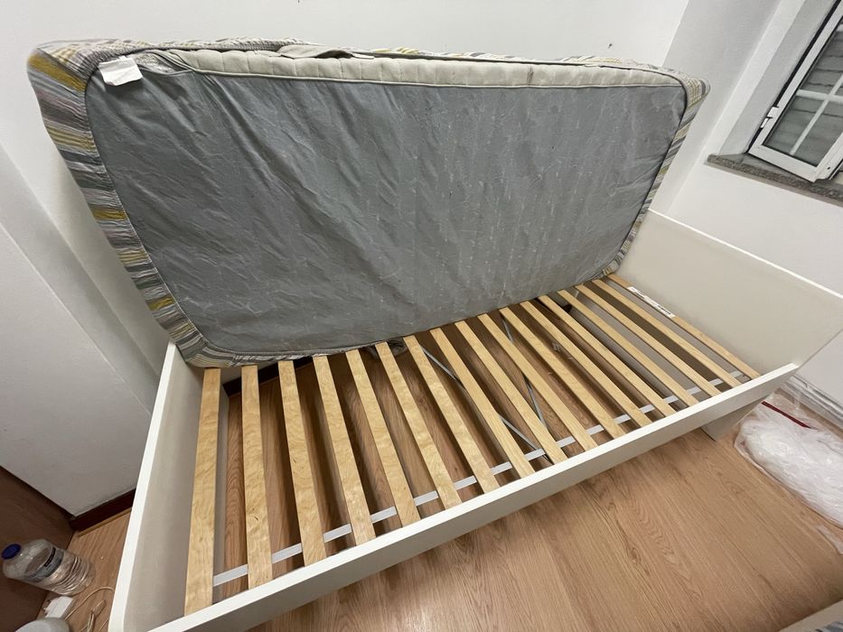 Cama de solteiro com colcão