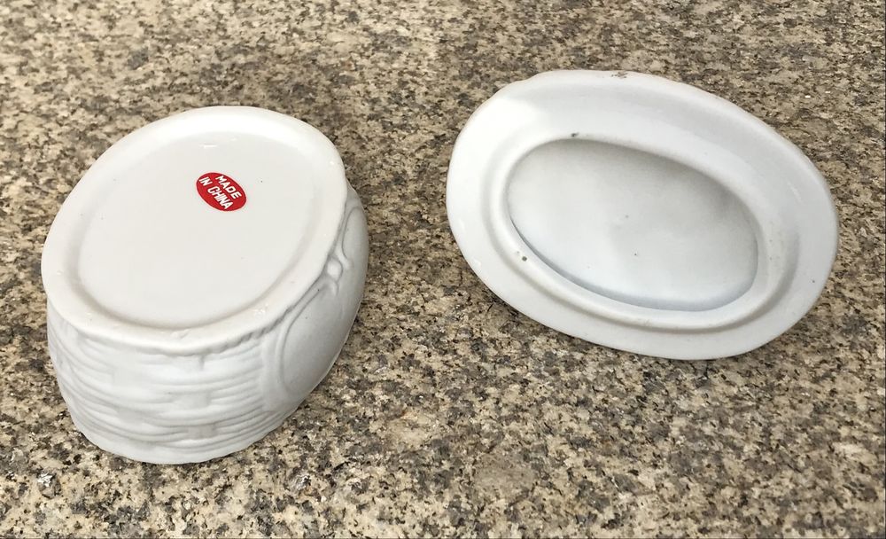 Pequena caixa de porcelana chinesa com cisnes