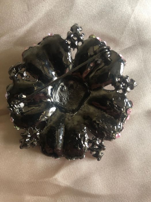 Alfinete de peito distinto