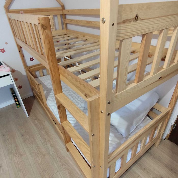 Łóżko piętrowe domek