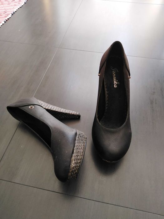 Sapato preto em pele