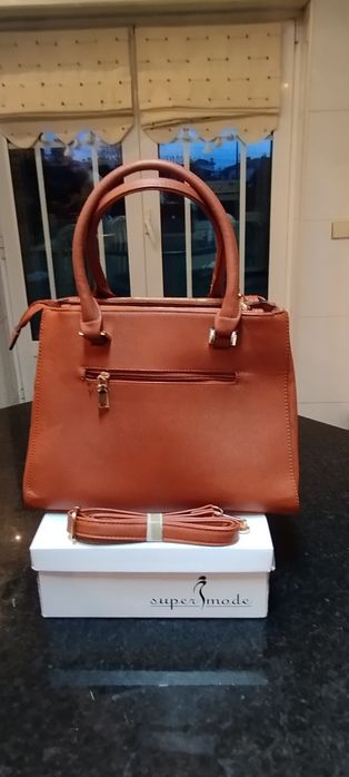 Bolsa nova . Com duas opções de uso a tiracolo ou à mão