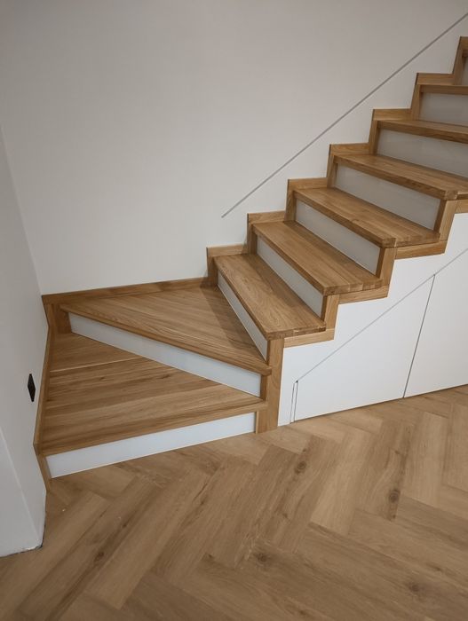 Schody, stopnie na beton, konstrukcji stalowej, półkowe