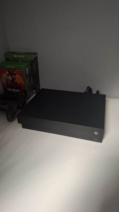 Xbox one x + 2 pady i 6 gier