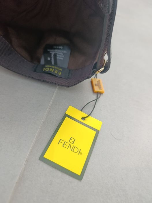 Boné FENDI com etiqueta