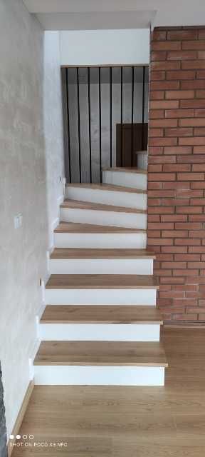 Nowoczesne schody drewniane producent na beton samonośne