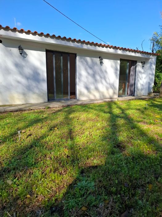 Casa T1 com jardim .Contrato anual, renovável.