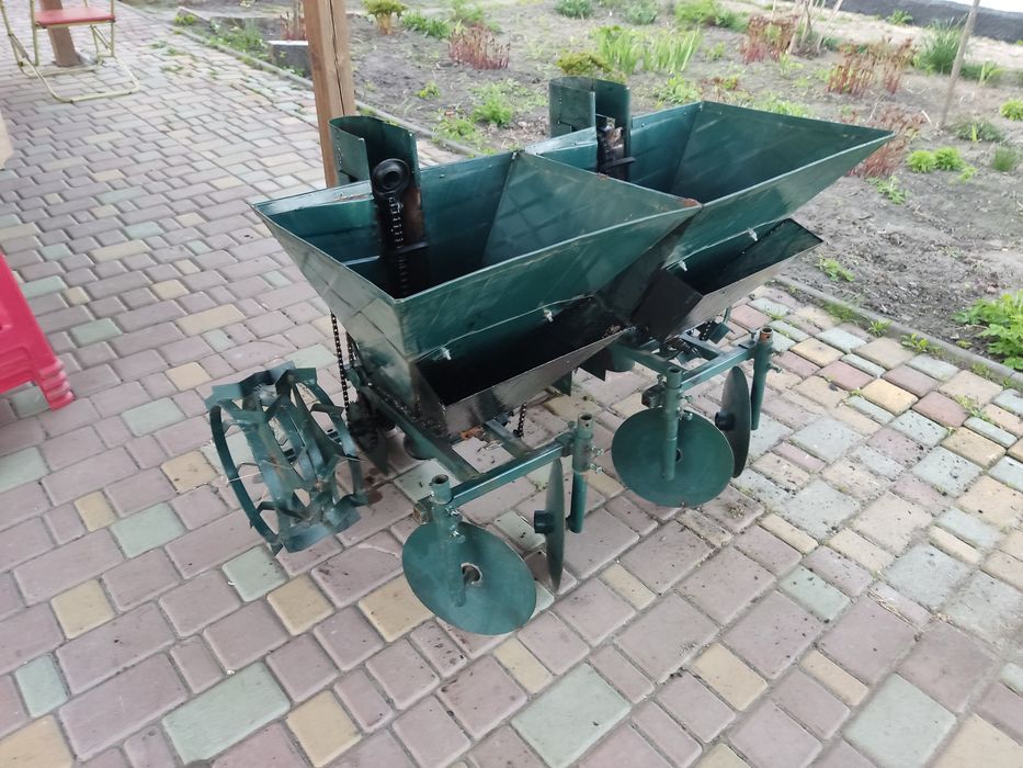 Картоплесаджалка  дворядна для мото чи міні трактора.