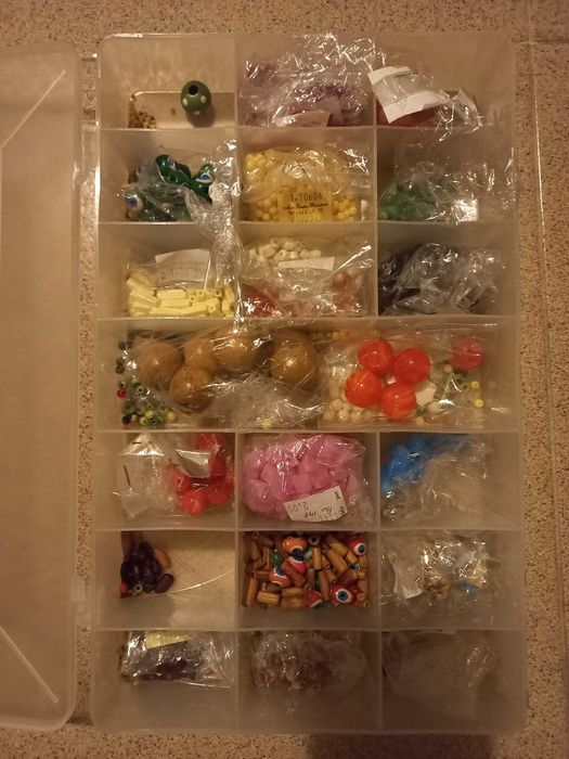 Caixa de missangas e contas para fios e colares