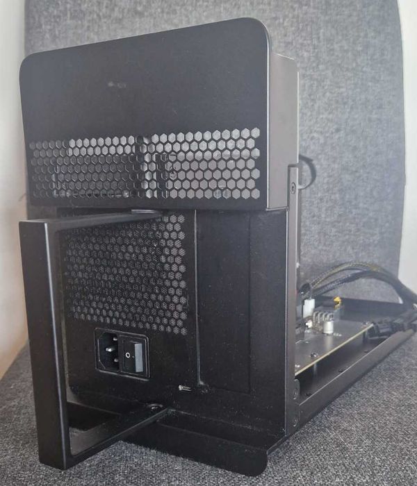 Razer Core eGPU Thunderbolt4, niesprawne (zasilacz działa).
