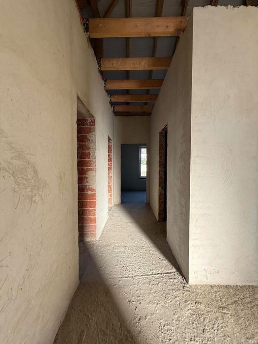 Красивий якісний будинок з великою земельною ділянкою