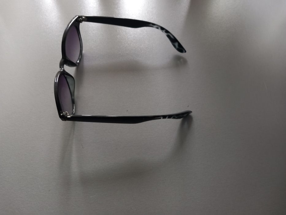Sprzedam damskie okulary przeciwsłoneczne.