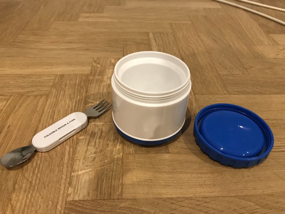 Pojemnik Pecoware niebieski na przekąski ze składaną łyżką i widelcem