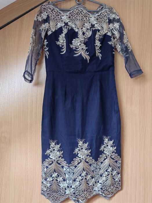 Suknia midi granatowa z rękawem i haftem r. 40"Chi Chi London "nowa.