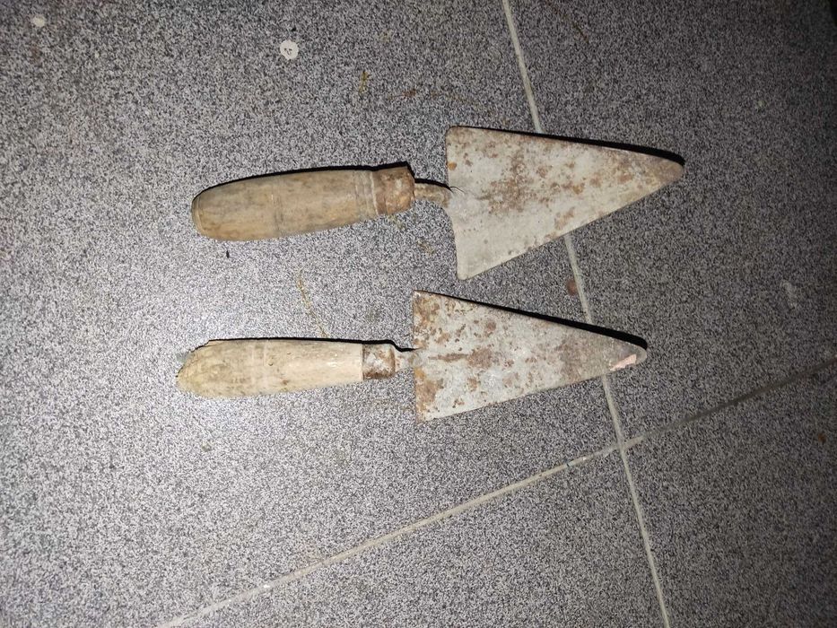 Alicates,colheres de trolha,e martelos, não se fazem entregas.