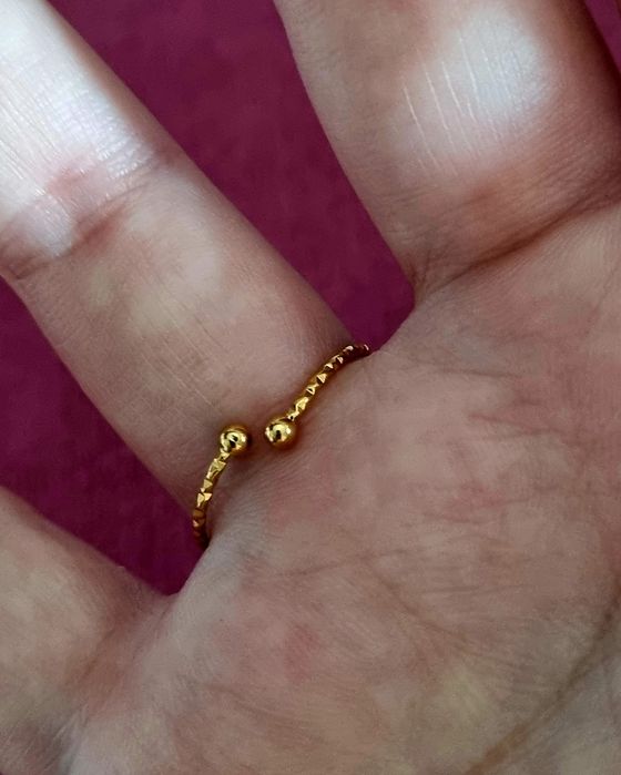 Anel dourado, em aço, coração vermelho rodeado de zirconias. Ajustável