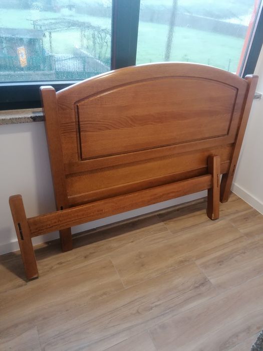 Cama de madeira maciça