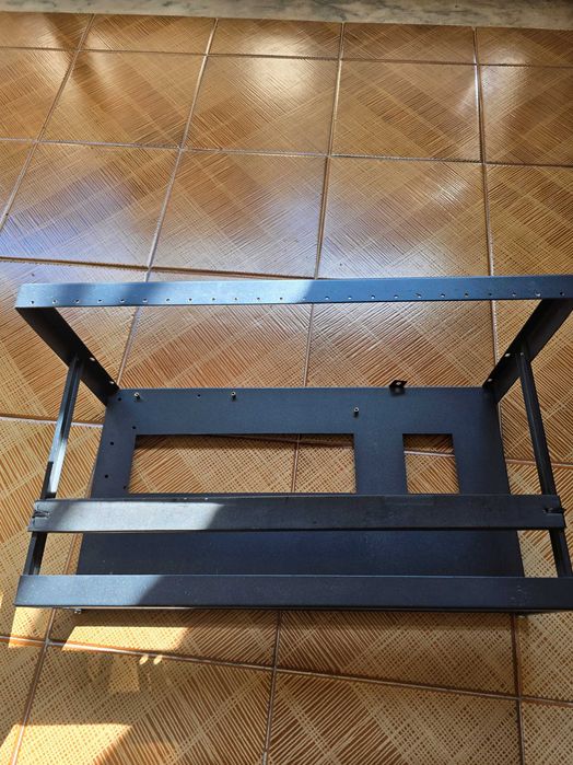 Frame RIG para 7/8 GPUs para mineração com oferta de risers e spliters