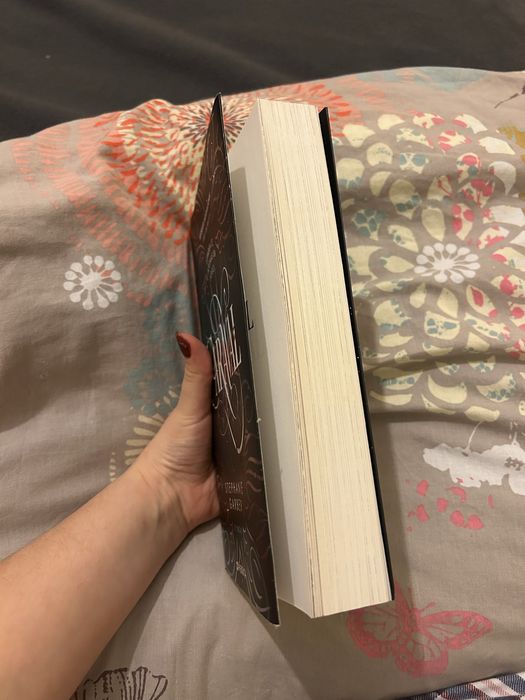 Livro “Caraval”.