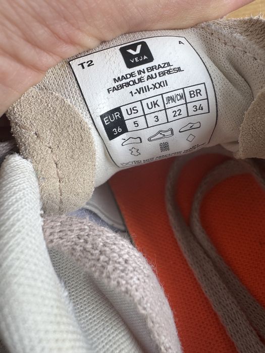 Veja Venturi Suede w kultowej, pastelowej kolorystyce Almond Peach Multico 36