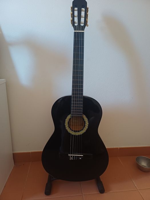 Guitarra clássica preta + Mala de proteção + Livro