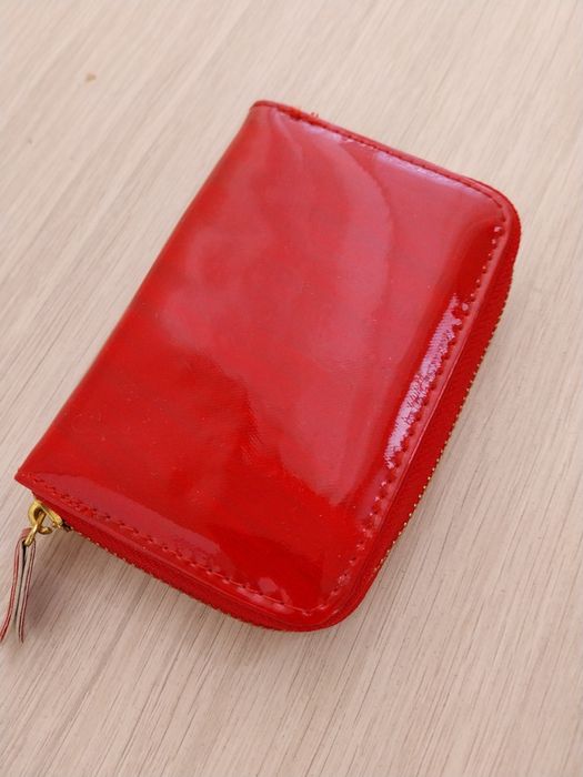 Mały czerwony portfel na zamek