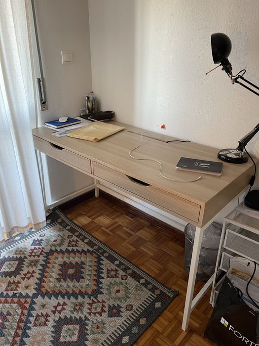 Secretaria ikea com 2 gavetas de madeira castanha clara