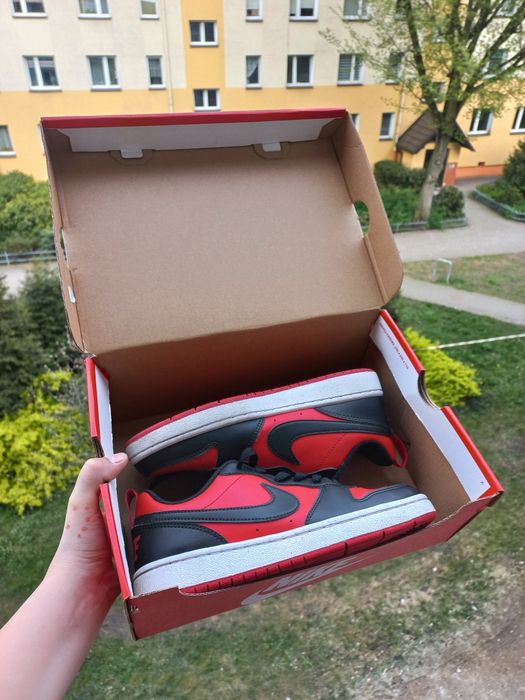 Nike junior low black and red