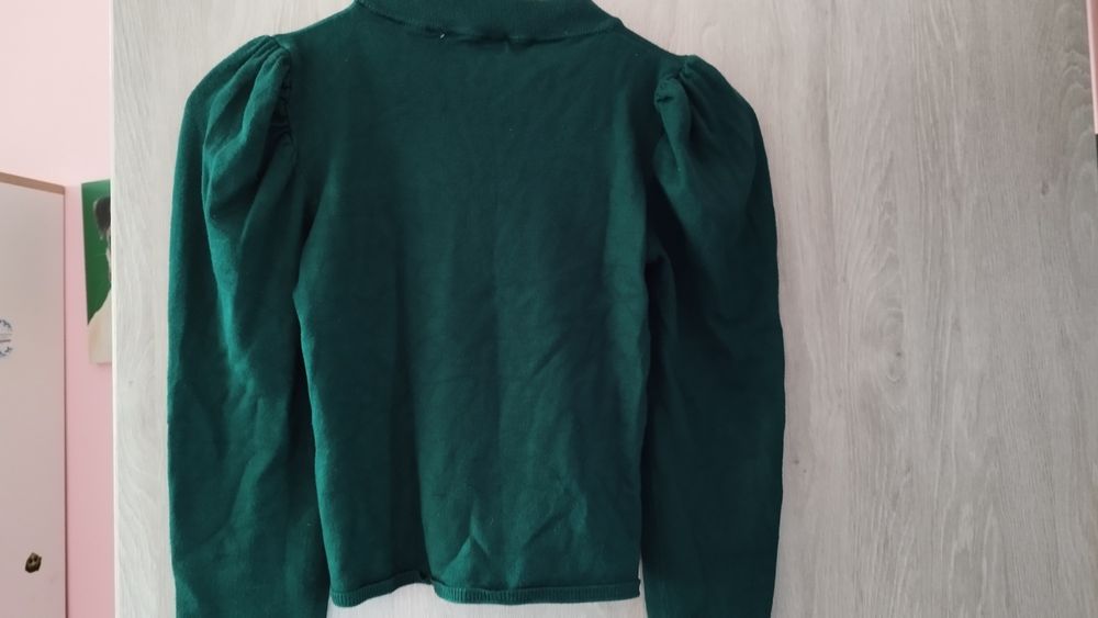 Sweter damski z pufiastymi rękawami