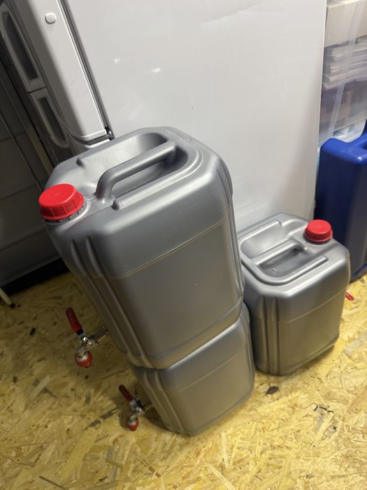 3 Kanistry na wodę z metalowym kranem - ok 15/20L