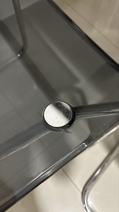Mesa de tampo branco de vidro mais 4 cadeiras