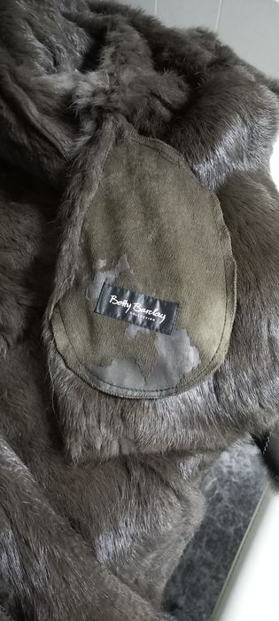 casaco c/camurça por fora e pele de coellho por dentro (Betty Barclay)