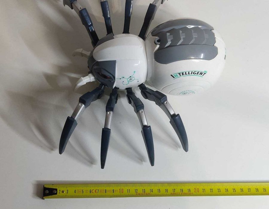 Zdalnie sterowany robot-pająk, świecą oczy i wypuszcza parę.