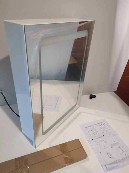 Szafka łazienkowa z lustrem i podświetleniem LED odporna na wilgoć