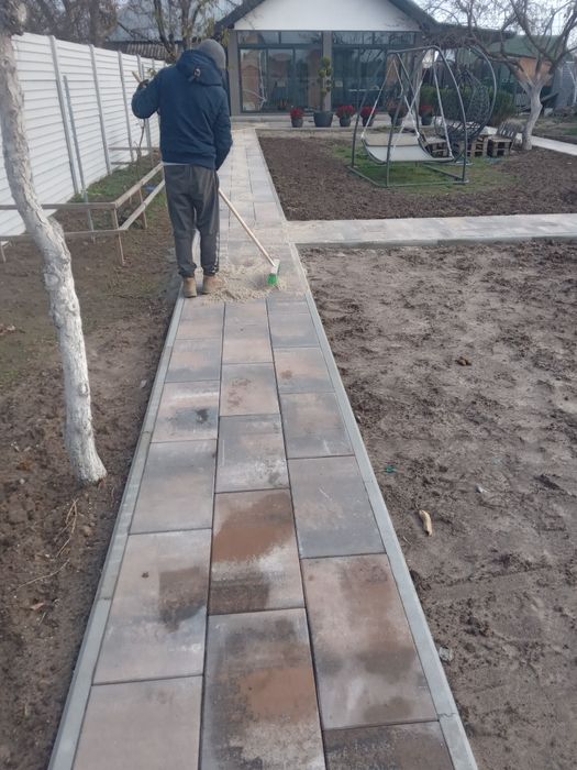 Укладка тротуарної плитки брущятки граніта