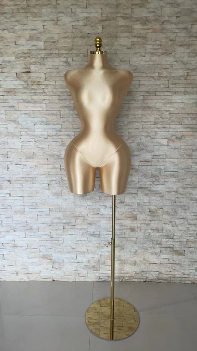 A venda manequins para lojas novos.