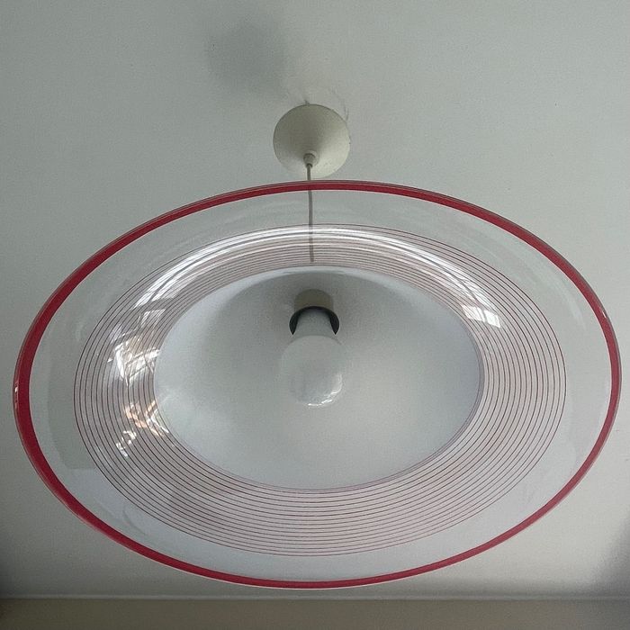 Candeeiro de Teto Vintage em Acrílico (Anos 60) – Cúpula 56 cm com Detalhes Vermelhos