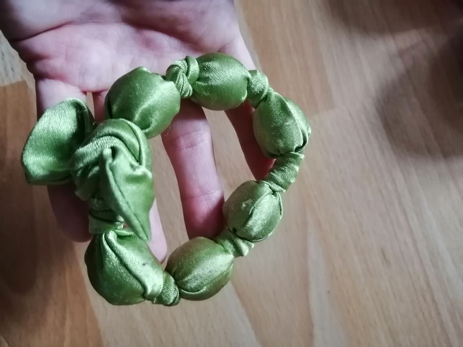 Zielona satynowa wiązana bransoletka