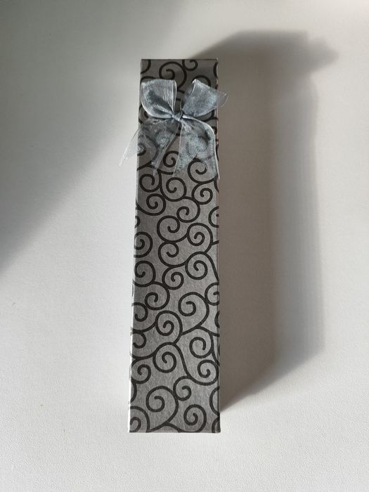 Szare eleganckie pudełko na biżuterię prezent