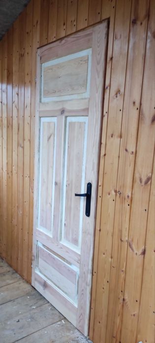 Drewniane drzwi pomalowane - wystarczy usunąć farbę i są piękne!