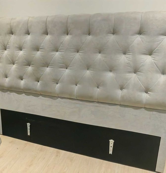 Cabeceira de cama, cinzenta, capitoné