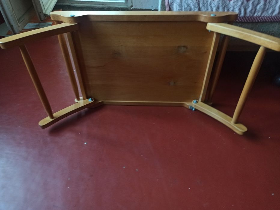Стол поднос деревянный.